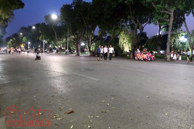 Nắng nóng kỷ lục, thanh niên nườm nượp lên cầu hóng mát ảnh 14