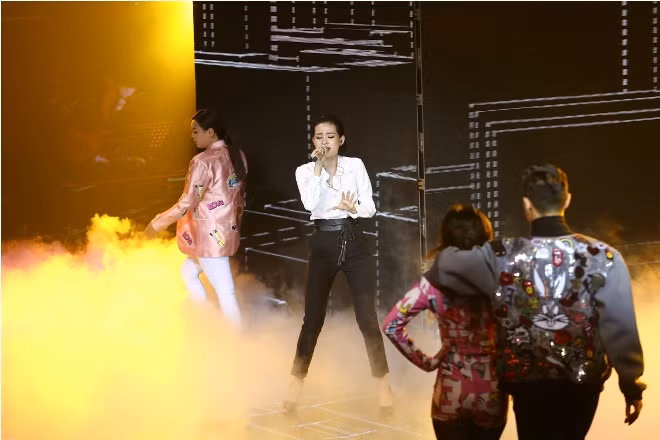 Chung kết The Voice 2017: Hiền Hồ thoát khỏi mọi e ngại, hát tự tại ca khúc 'Đời' ảnh 3