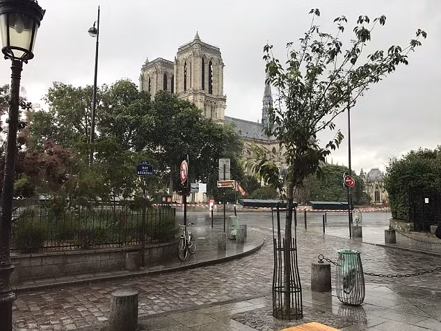 Tấn công trước Nhà thờ Đức bà Paris, cảnh sát Pháp phong tỏa, 2.000 du khách mắc kẹt ảnh 2