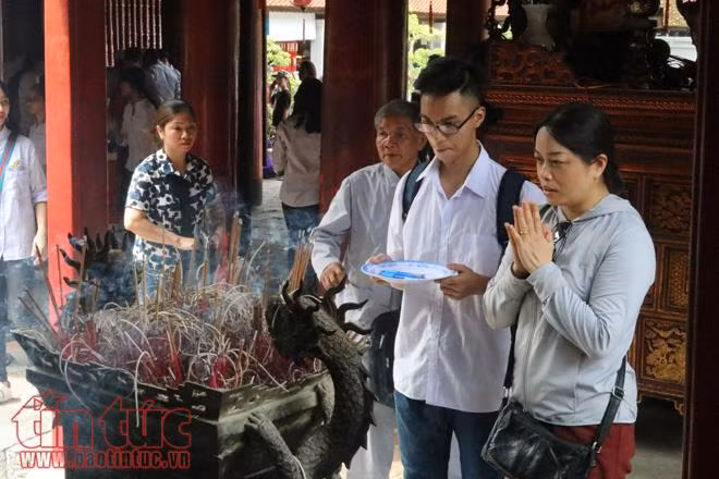 Cầu may mắn ở Văn Miếu - Quốc Tử Giám trước thi THPT ảnh 3