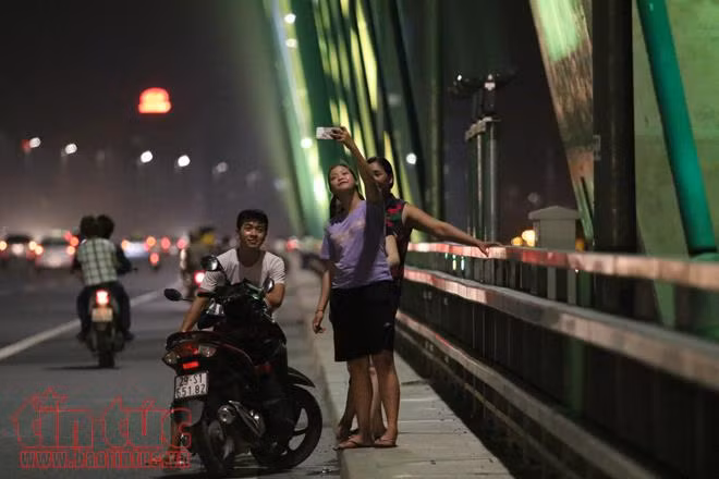 Nắng nóng kỷ lục, thanh niên nườm nượp lên cầu hóng mát ảnh 10