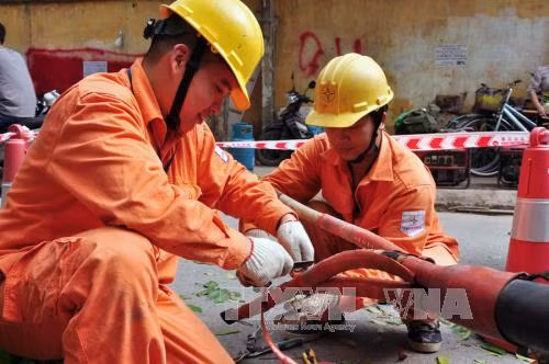 Nhiều giải pháp chống quá tải đường dây, gây mất điện mùa nắng nóng ảnh 1