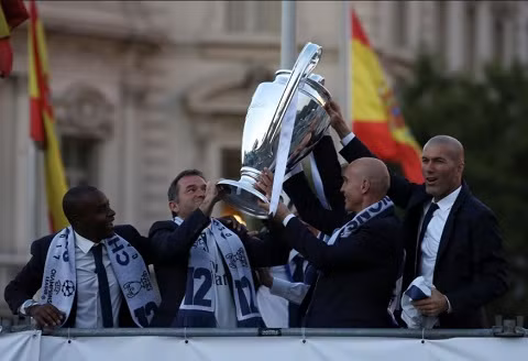 Choáng ngợp với hình ảnh Real Madrid khoe chiến tích Champions League ở Cibeles ảnh 13