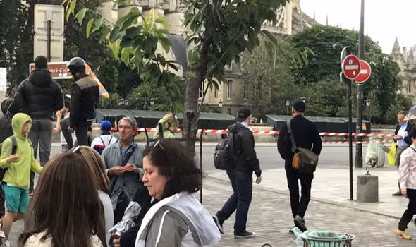 Tấn công cảnh sát trước Nhà thờ Đức bà Paris ảnh 1