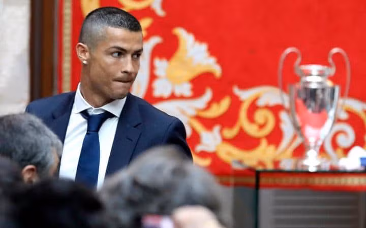 Cristiano Ronaldo ‘xuống tóc’ mừng mùa giải thành công ảnh 3