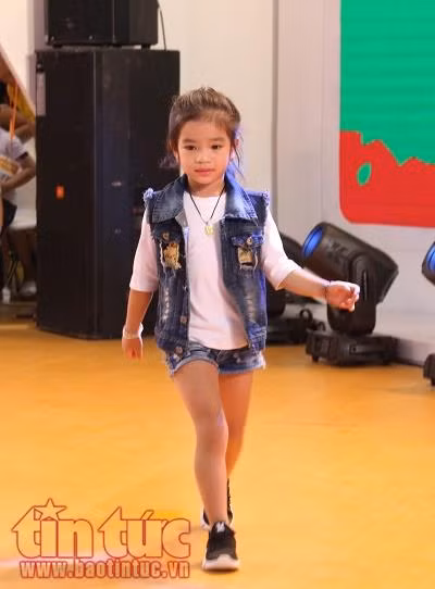 Ngắm các 'siêu mẫu nhí' nhí nhảnh trên sàn catwalk ảnh 4