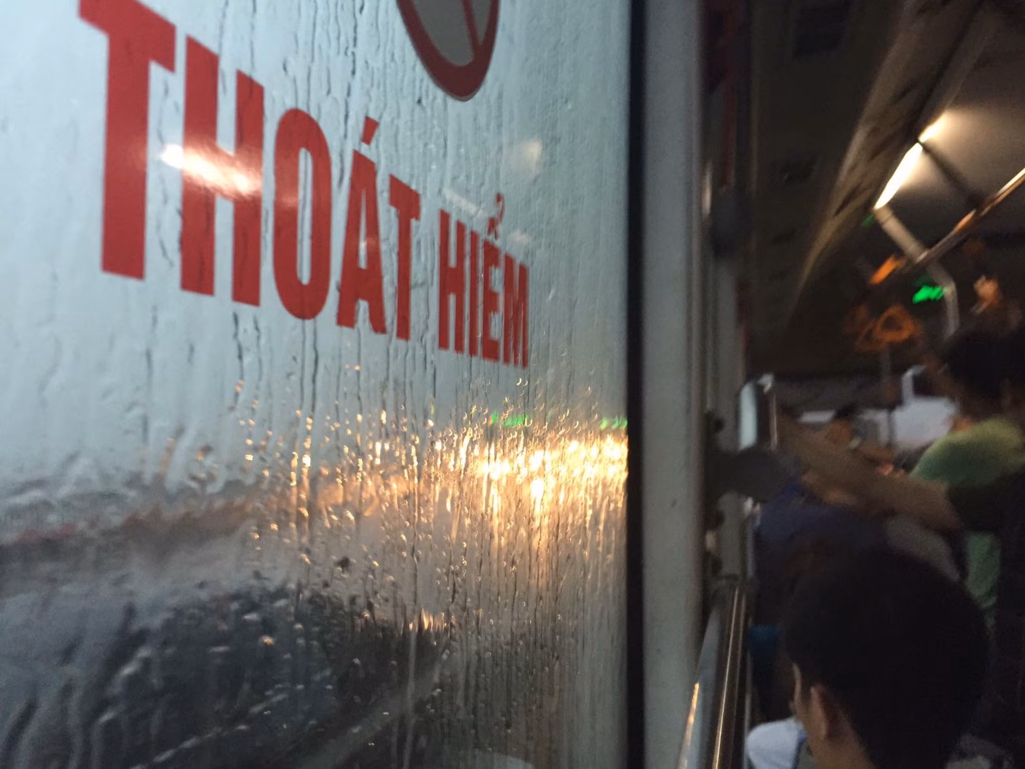 Hà Nội đón 'cơn mưa vàng' giải nhiệt, nhiều con ngõ ngập nước ảnh 3