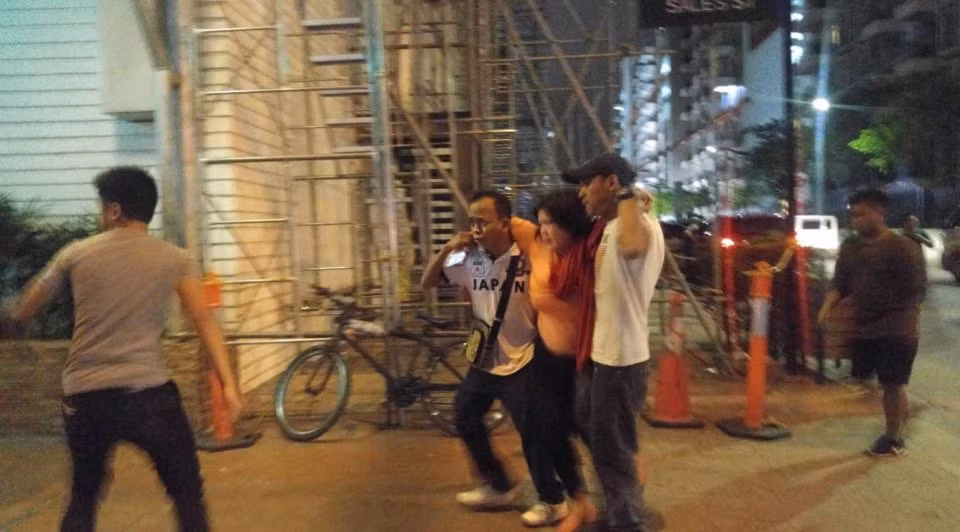 Đám đông hoảng loạn chạy khỏi sòng bạc Manila khi bị cướp ảnh 5