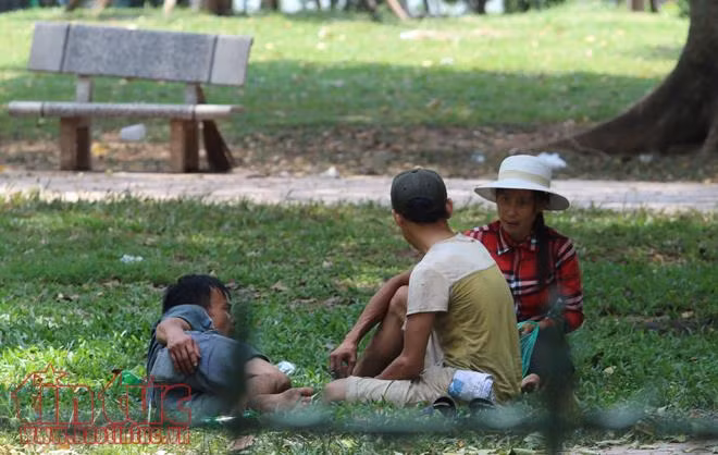 Người Hà Nội chống chọi với cái nắng nóng 'cháy da cháy thịt' ảnh 11