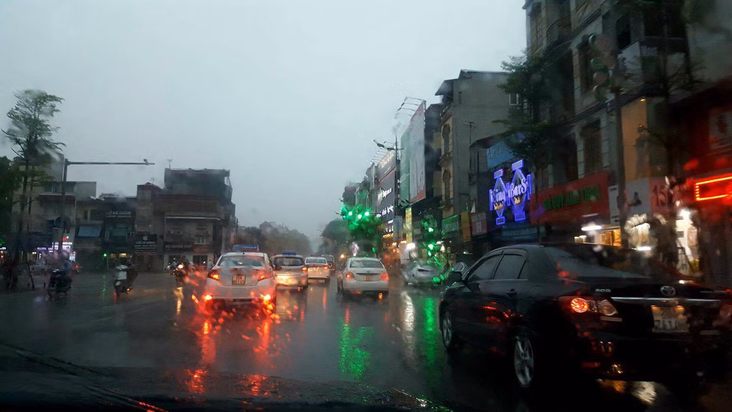 Hà Nội đón 'cơn mưa vàng' giải nhiệt, nhiều con ngõ ngập nước ảnh 5
