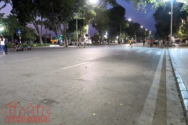 Nắng nóng kỷ lục, thanh niên nườm nượp lên cầu hóng mát ảnh 15