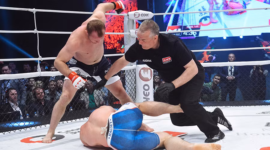 Võ sĩ MMA Nga phục thù, đánh bầm dập đối thủ Mỹ trong 25 giây ảnh 1
