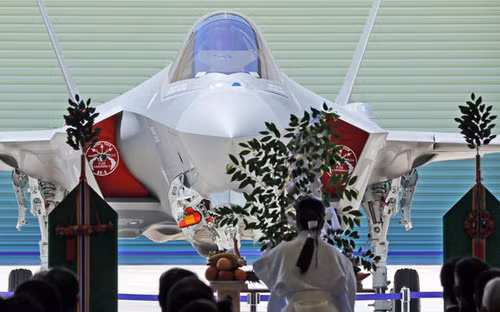 Nhật Bản ra mắt chiếc F-35 đầu tiên tự lắp ráp ảnh 1