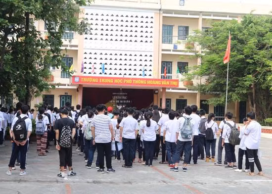 Thí sinh Hà Nội đến trường làm thủ tục thi vào lớp 10 ảnh 7