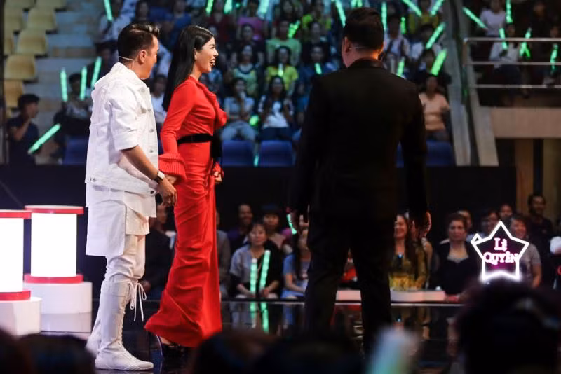 Hình ảnh Đàm Vĩnh Hưng 'nằm dài' trên sân khấu Bolero ảnh 1
