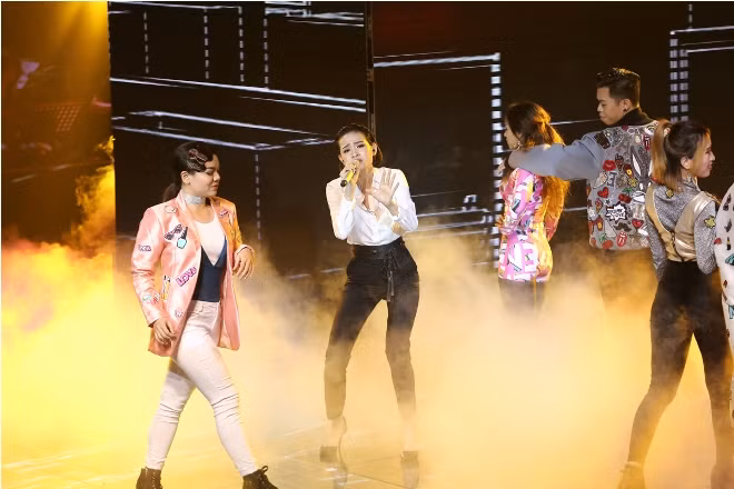 Chung kết The Voice 2017: Hiền Hồ thoát khỏi mọi e ngại, hát tự tại ca khúc 'Đời' ảnh 4