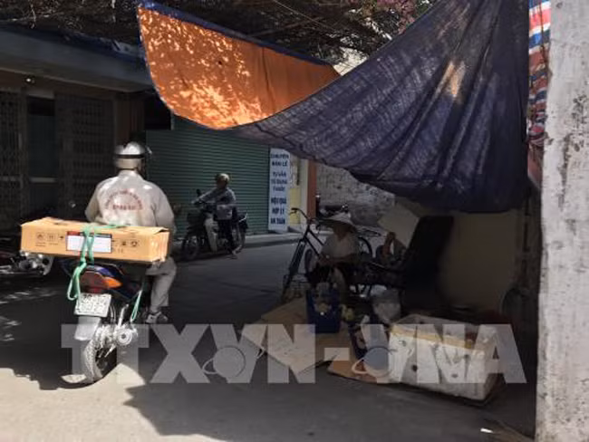 Người dân Hà Nội chật vật trong đợt nắng nóng gay gắt nhất từ đầu hè ảnh 4