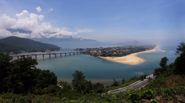 Choáng ngợp trước vẻ đẹp hùng vĩ của đèo Hải Vân ảnh 1