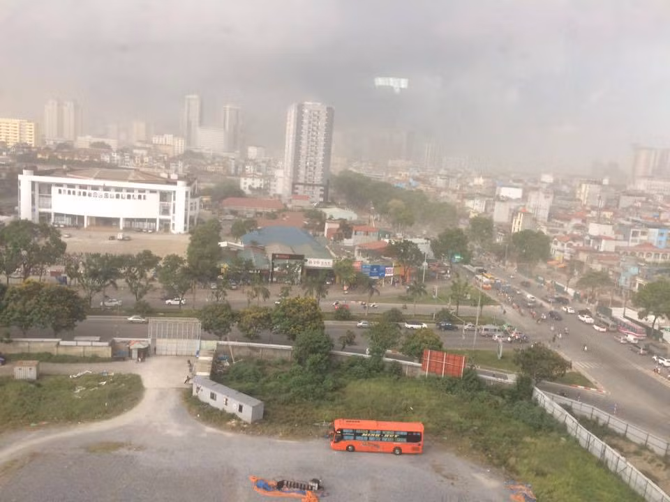 Hà Nội đón 'cơn mưa vàng' giải nhiệt, nhiều con ngõ ngập nước ảnh 1
