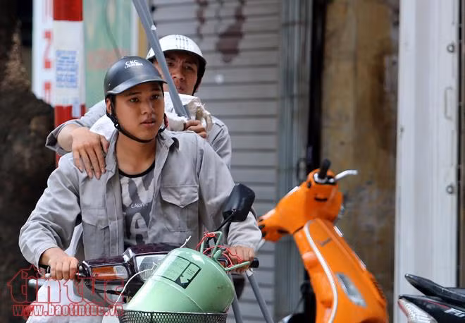 Người Hà Nội chống chọi với cái nắng nóng 'cháy da cháy thịt' ảnh 10