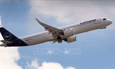 Pin sạc dự phòng bốc cháy, máy bay Lufthansa phải chuyển hướng