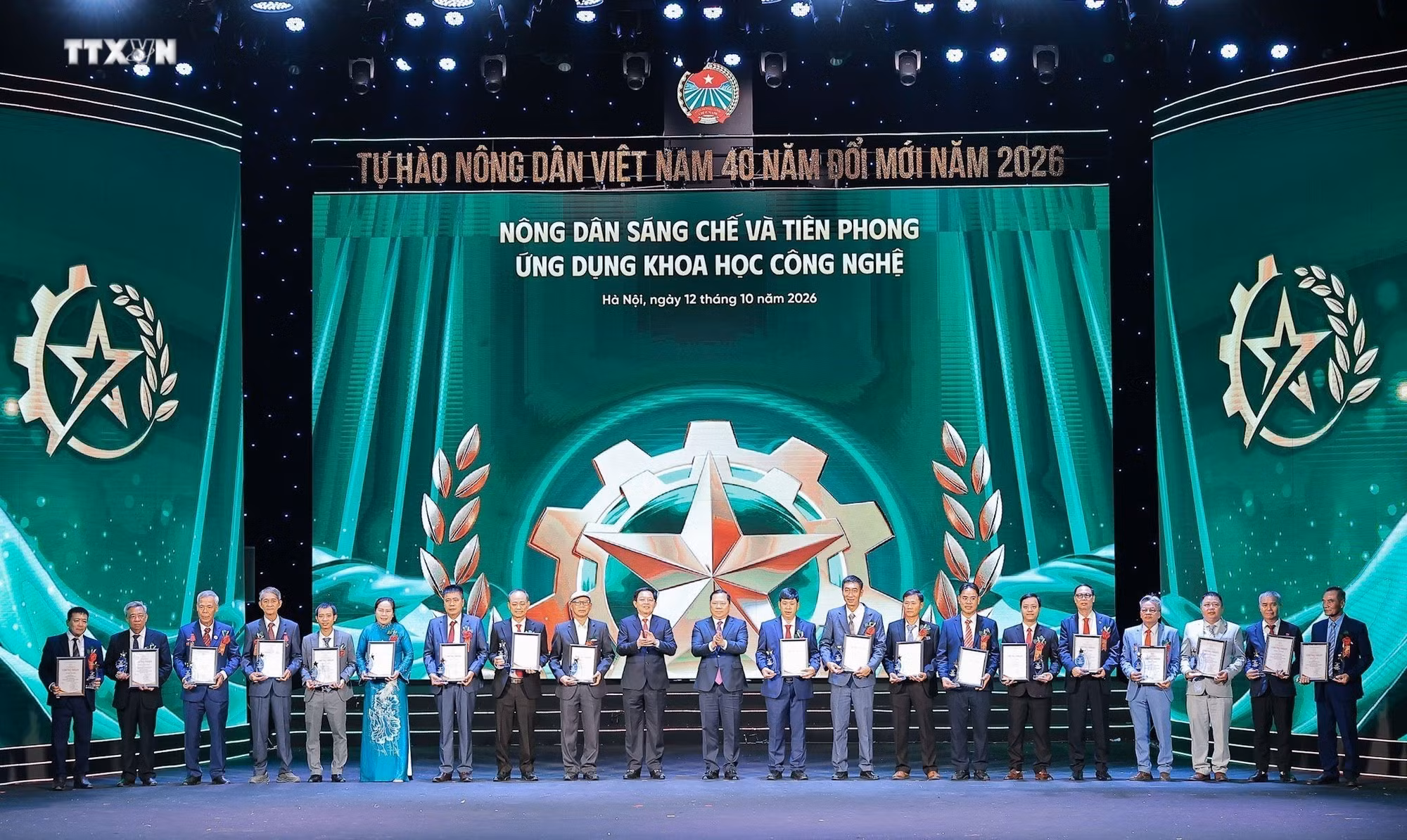 vna_potal-le-ton-vinh-va-trao-danh-hieu-nong-dan-viet-nam-xuat-sac-40-nam-doi-moi-9083209.jpg
