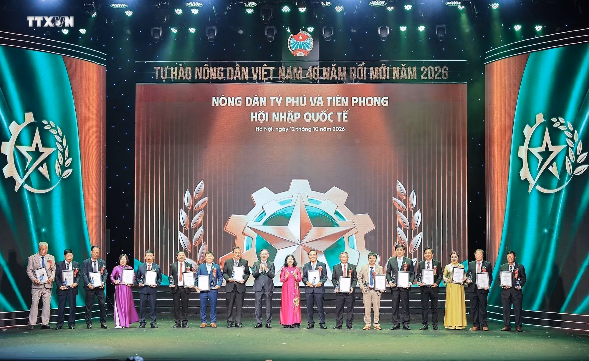 vna_potal-le-ton-vinh-va-trao-danh-hieu-nong-dan-viet-nam-xuat-sac-40-nam-doi-moi-9083210.jpg