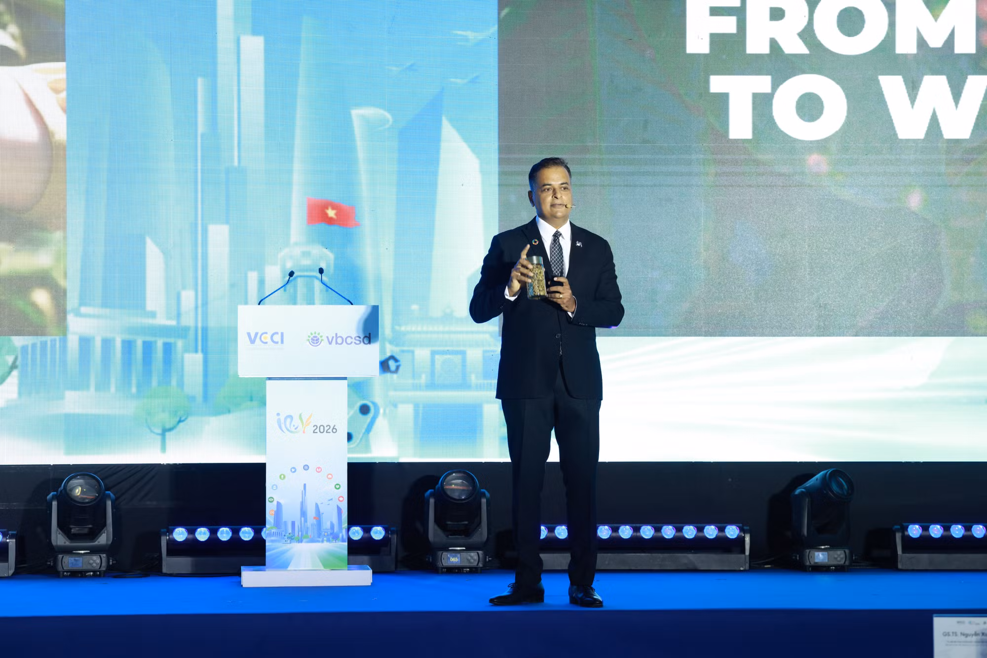 tai-phien-toan-the-vcsf-2026-ong-binu-jacob-tong-giam-doc-nestle-viet-nam-dong-chu-tich-vbcsd-trinh-bay-tham-luan-kien-tao-loi-the-canh-tranh-cho-viet-nam-hanh-trinh-tu-nong-tra.jpg