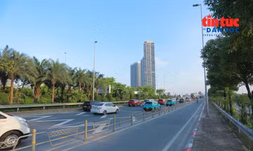 Ngày đầu thí điểm, biển khoảng cách trên cầu Nhật Tân đã được dỡ bỏ