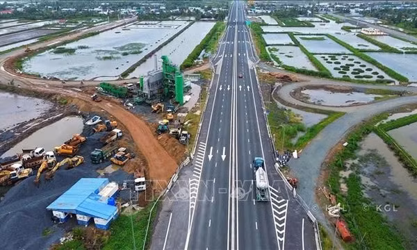 Tháo gỡ khó khăn về vật liệu, đẩy nhanh thi công cao tốc Cần Thơ - Cà Mau