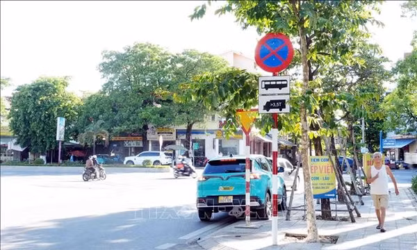 Biển 'cấm dừng, đỗ' vừa lắp lại đã bị thay đổi