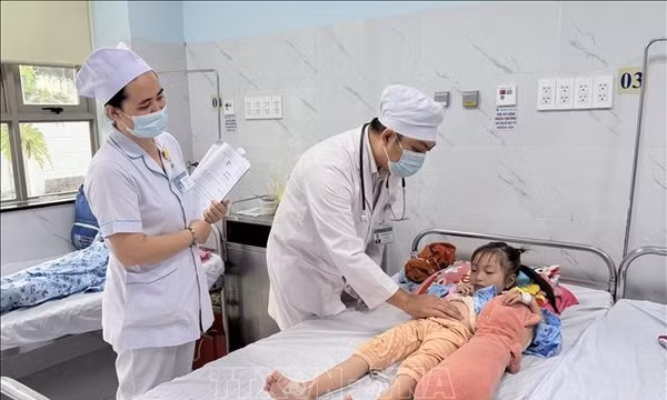 Tăng cường giám sát, không để dịch sốt xuất huyết lan rộng
