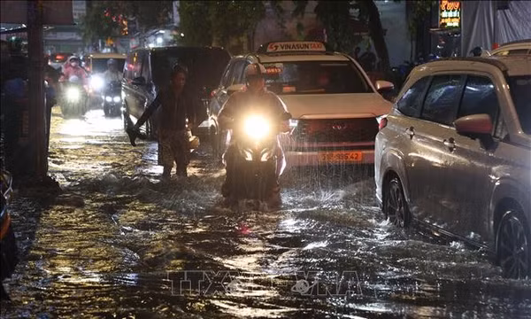 TP Hồ Chí Minh: Mưa lớn kèm sấm sét, nhiều tuyến đường bị ngập
