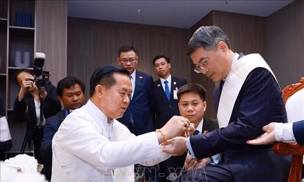 Thủ tướng Lê Minh Hưng dự Lễ buộc chỉ cổ tay truyền thống của Lào