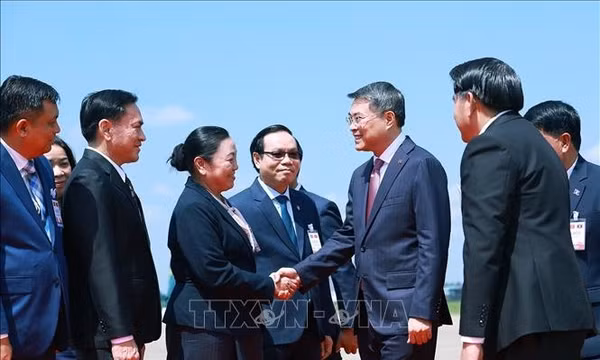 Thủ tướng Lê Minh Hưng đến thủ đô Viêng Chăn bắt đầu thăm chính thức Lào