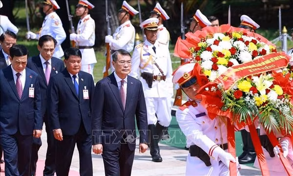 Thủ tướng Lê Minh Hưng đặt vòng hoa tại Đài liệt sĩ vô danh Lào