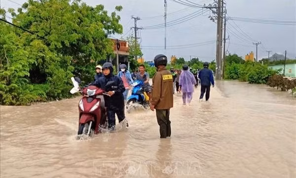 Mưa lớn kéo dài gây ngập nhiều tuyến phố, nhà dân tại Khánh Hòa