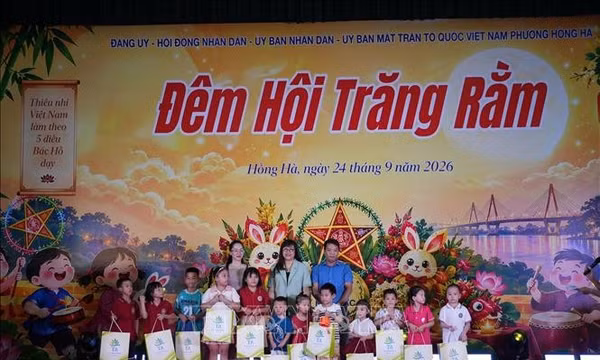 Thiếu nhi vui Tết Trung thu khắp phố phường Hà Nội