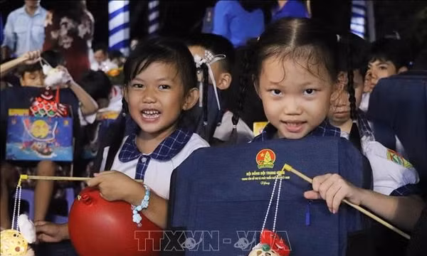 Lồng đèn thắp sáng ước mơ trẻ em Việt Nam