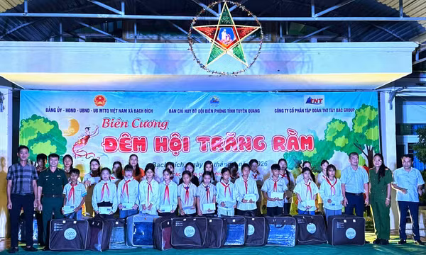 Ấm áp Trung thu nơi biên cương