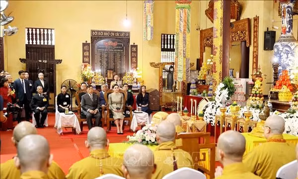 Nhà vua Thái Lan và Hoàng hậu thăm chùa Quán Sứ
