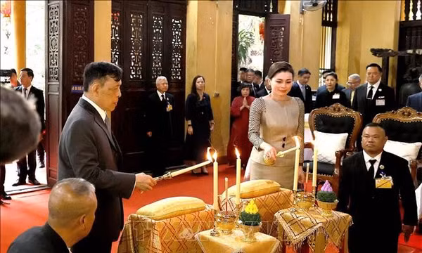 Nhà vua Thái Lan thăm chùa Quán Sứ và dự lễ cầu an