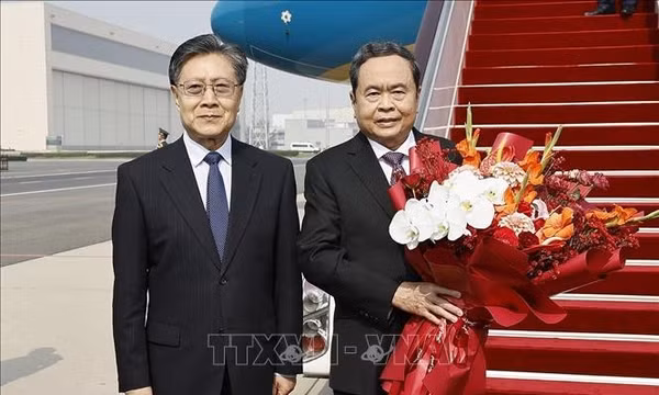 Chủ tịch Quốc hội đến Bắc Kinh, bắt đầu thăm chính thức Trung Quốc