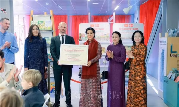 Phu nhân Tổng Bí thư, Chủ tịch nước cùng Hoàng hậu Đan Mạch trao tặng 'Tủ sách Việt Nam' cho thư viện tại Copenhagen
