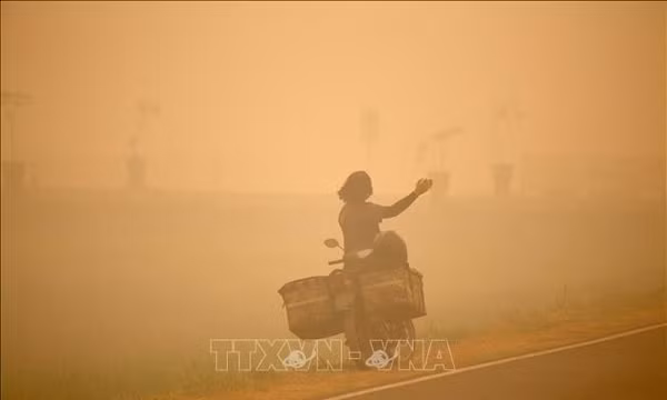 Indonesia sử dụng đá khô và muối để chống khói mù