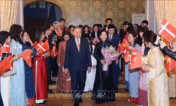 Tổng Bí thư, Chủ tịch nước và Phu nhân gặp cộng đồng người Việt Nam tại Đan Mạch, Iceland và Nam Thuỵ Điển