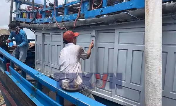 Vươn khơi khai thác thủy sản mùa biển động