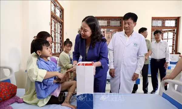 Phó Chủ tịch nước tặng quà Trung thu cho bệnh nhi tại Tuyên Quang
