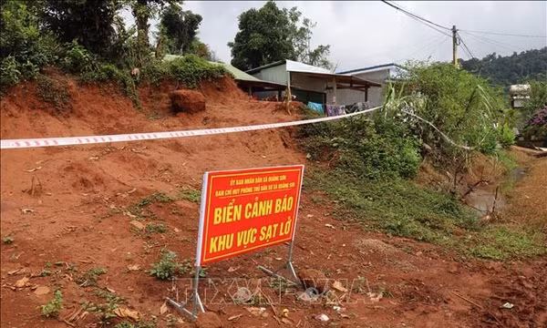Lâm Đồng công bố tình huống khẩn cấp, di dời dân khỏi vùng nguy hiểm