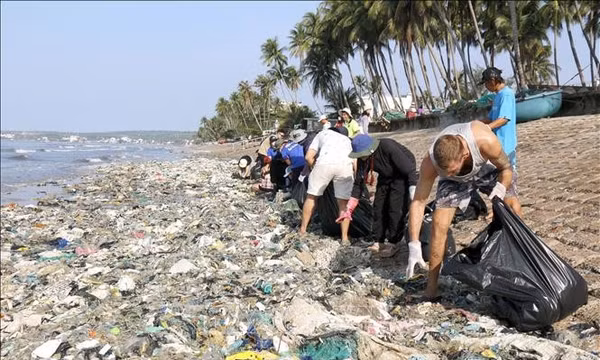 Chung tay làm sạch biển Mũi Né trong mùa rác đại dương